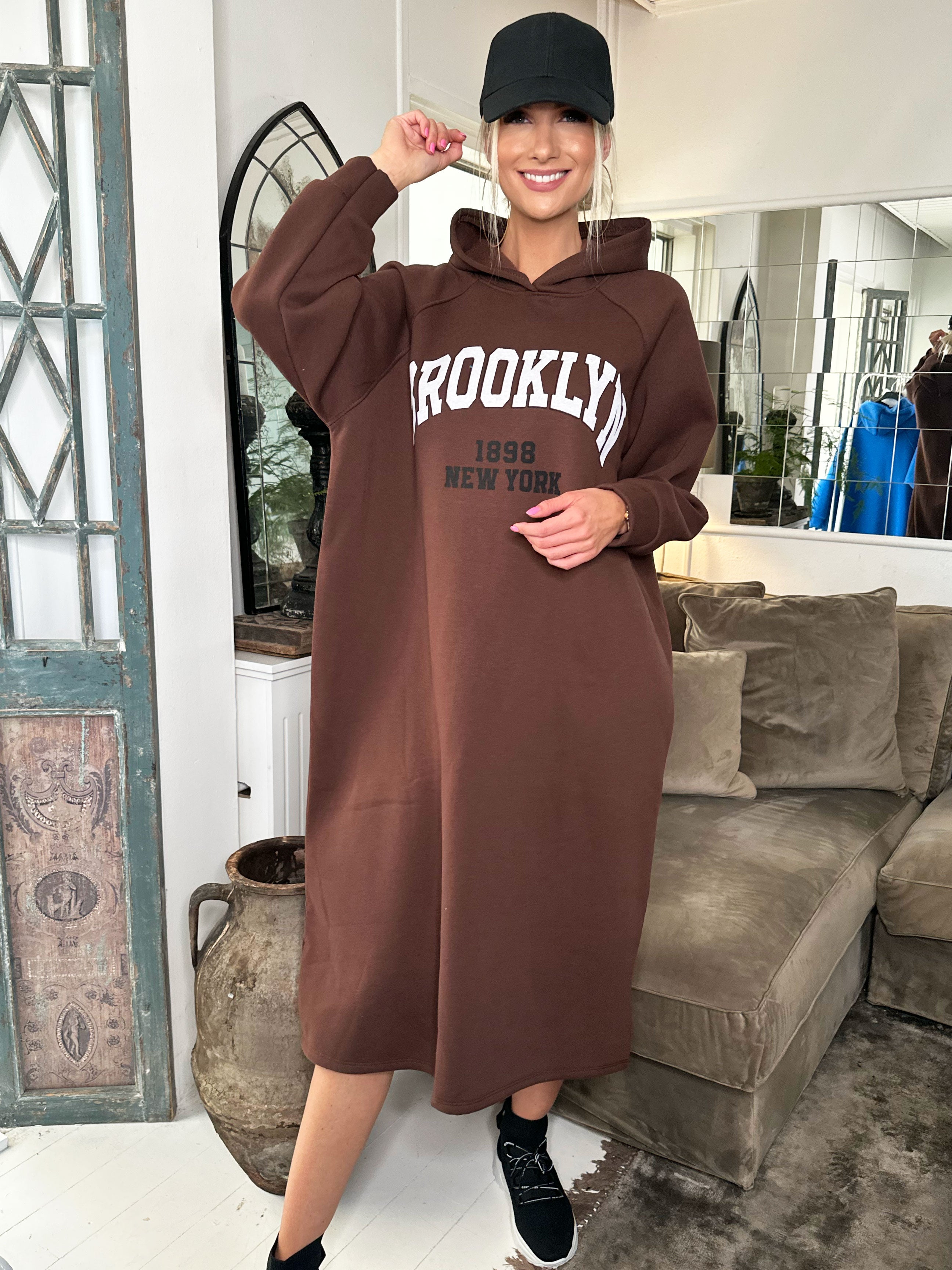 Angela - Lång hoodie-klänning i bomull med tryck på bröstet